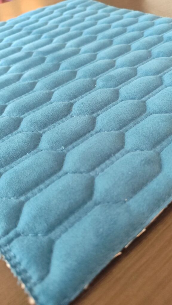 Стёганая замша бирюзовая прострочка сот — авточехлы Автостудия K9