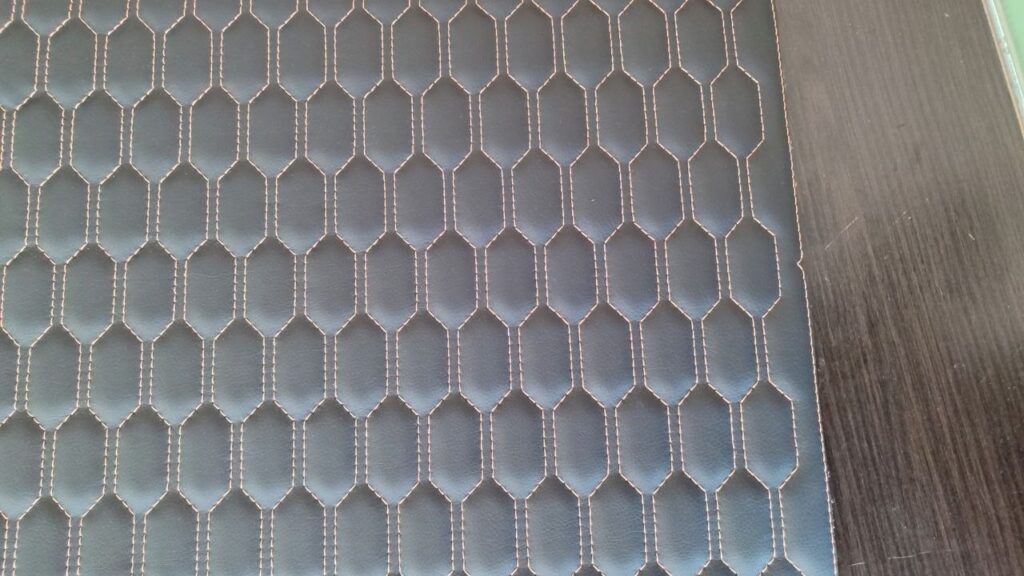 Экокожа чёрная бежевая прострочка вытянутые соты авточехлы — Автостудия K9