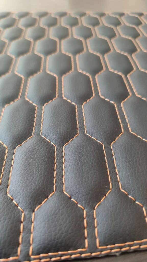 Экокожа чёрная медная прострочка шестиугольники премиум авточехлы — Автостудия K9