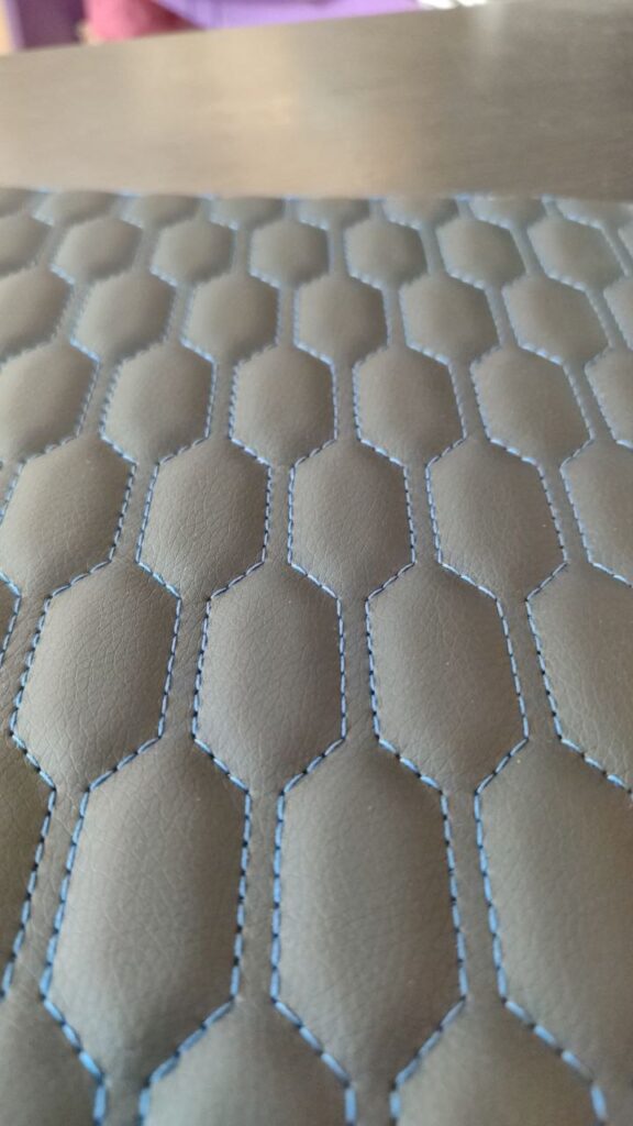 Экокожа тёмно-серая голубая прострочка авточехлы — Автостудия K9