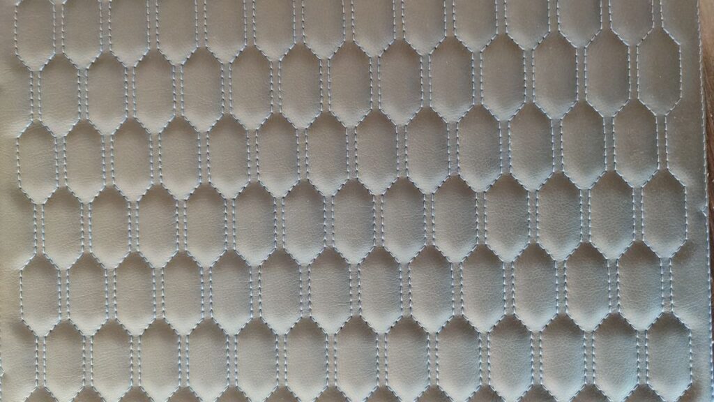 Экокожа серебристая прострочка вытянутые соты — авточехлы Автостудия K9