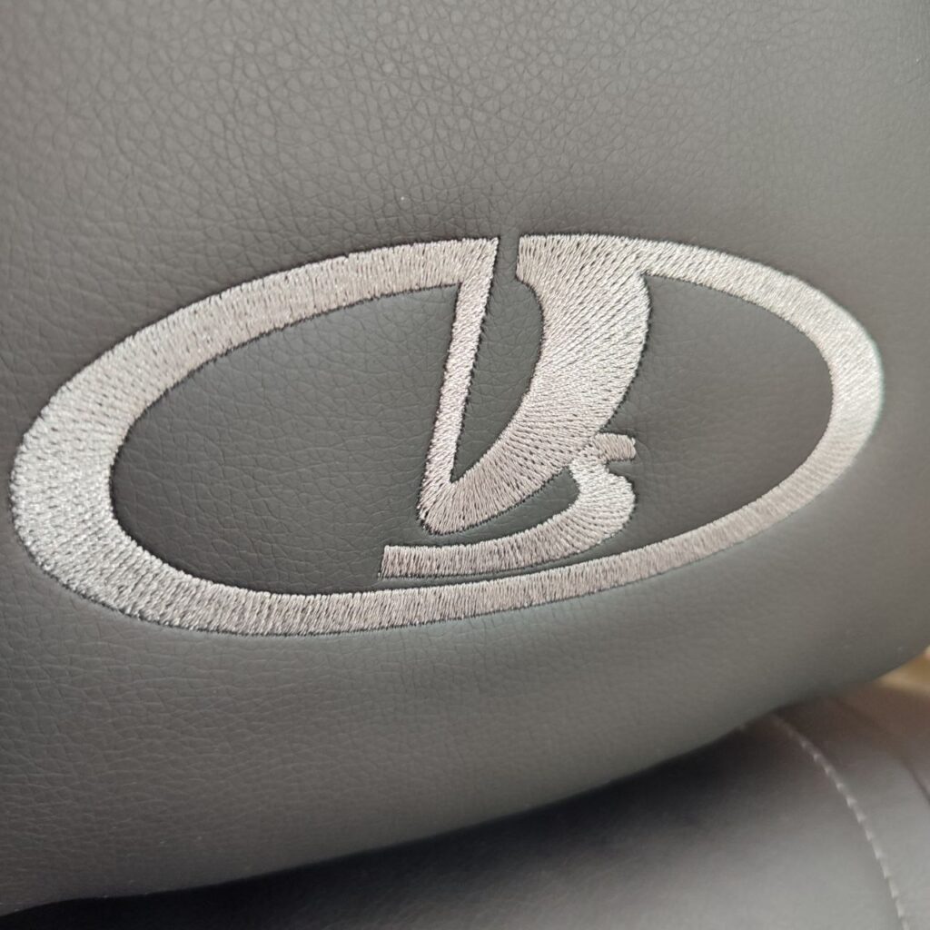 Вышивка логотипа Lada на чехле — Автостудия K9