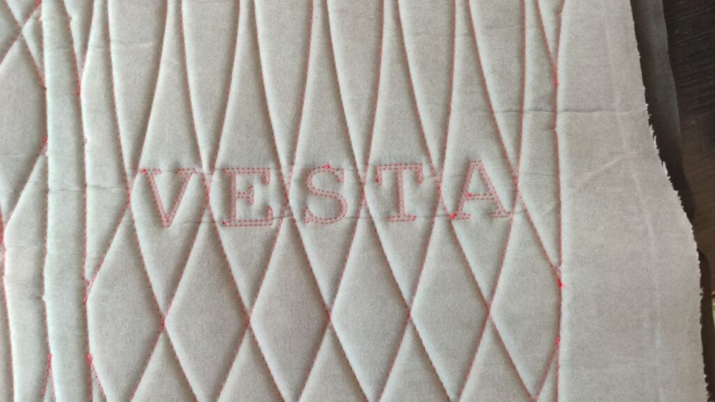 Название модели VESTA вшито в прострочку ромбик замша — производство Автостудия K9